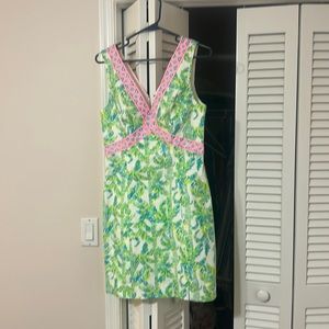 Lilly Pulitzer V-shaped neck size 6